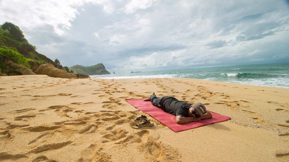 Bersantai di pantai kijingan