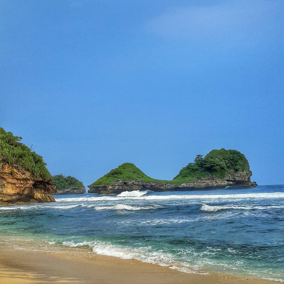 Pantai gua cina malang