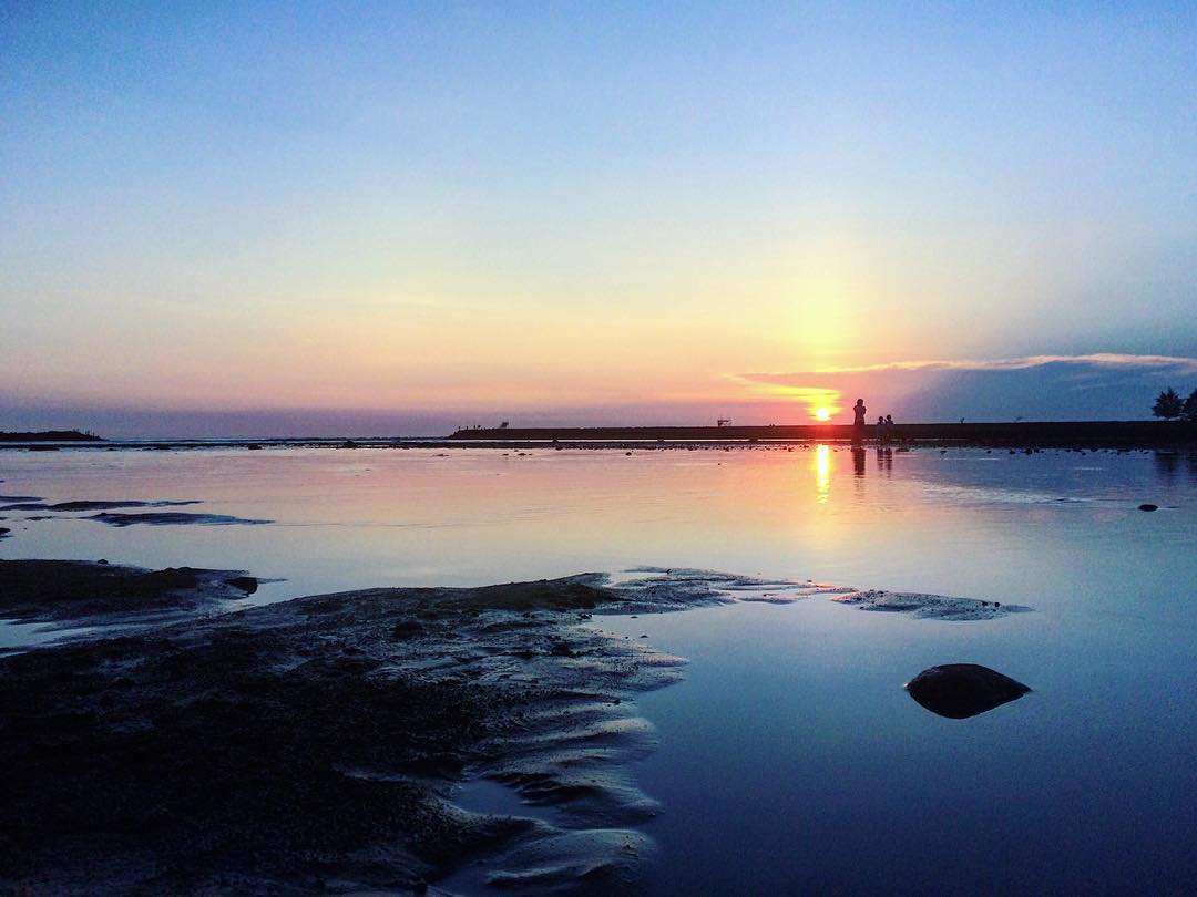 sunset pantai ayah kebumen