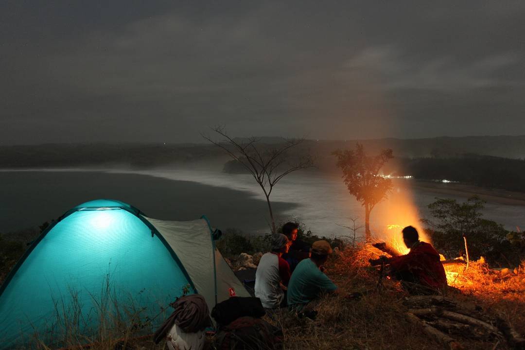 Camping di pantai serang