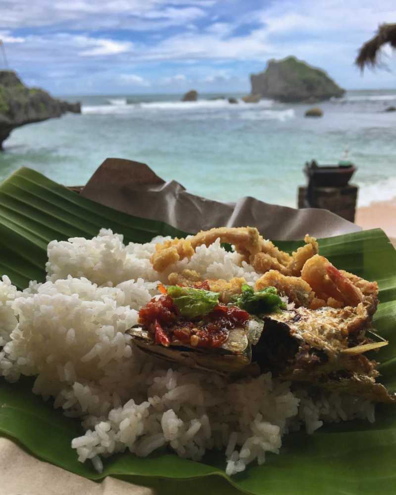 Makanan di pantai ngandong