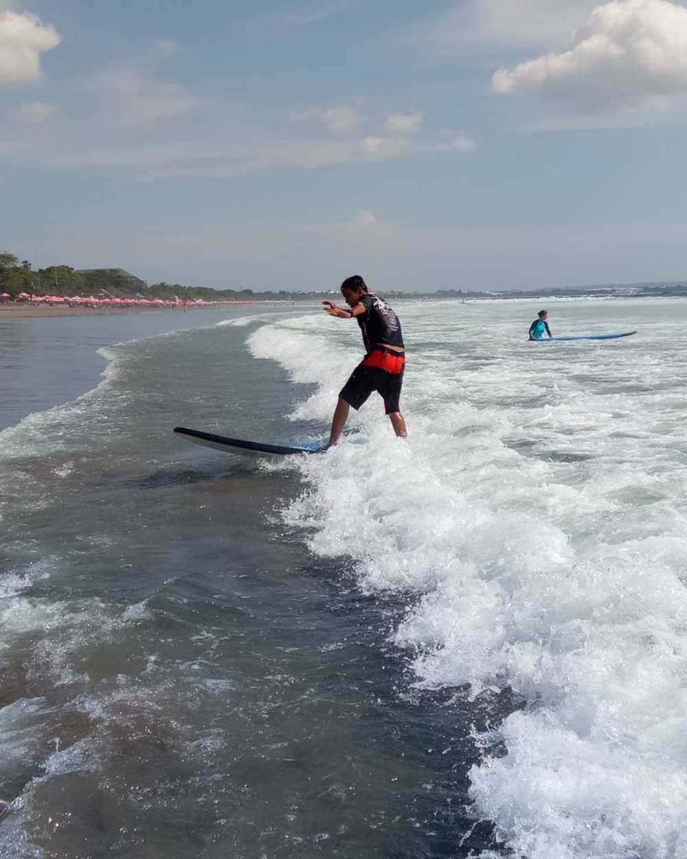 Surfing di pantai seminyak