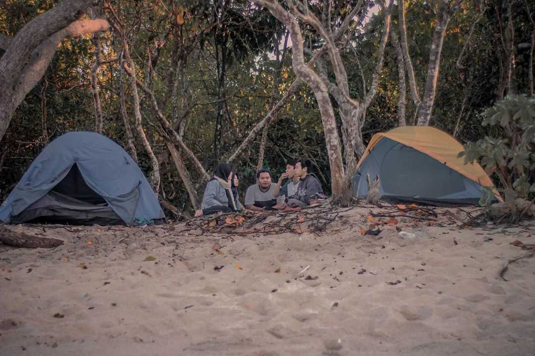 Camping di pantai pulodoro