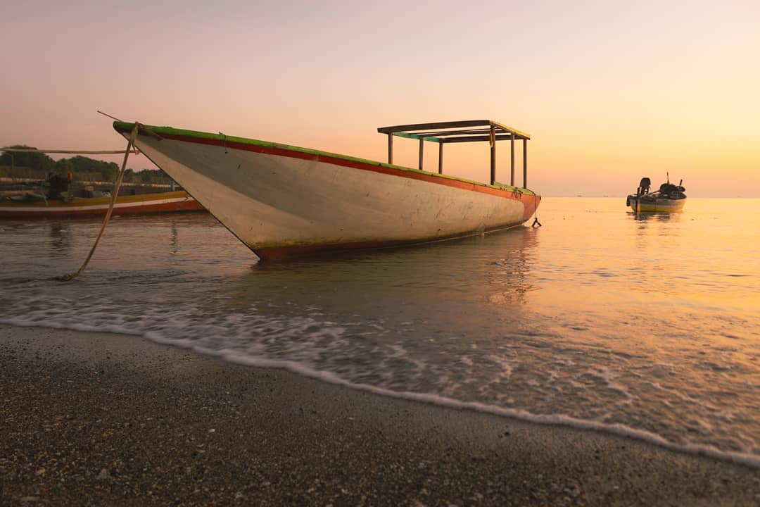 Perahu di pantai lekok