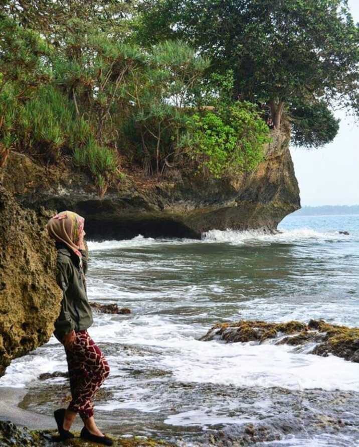 Karang pantai batu karas