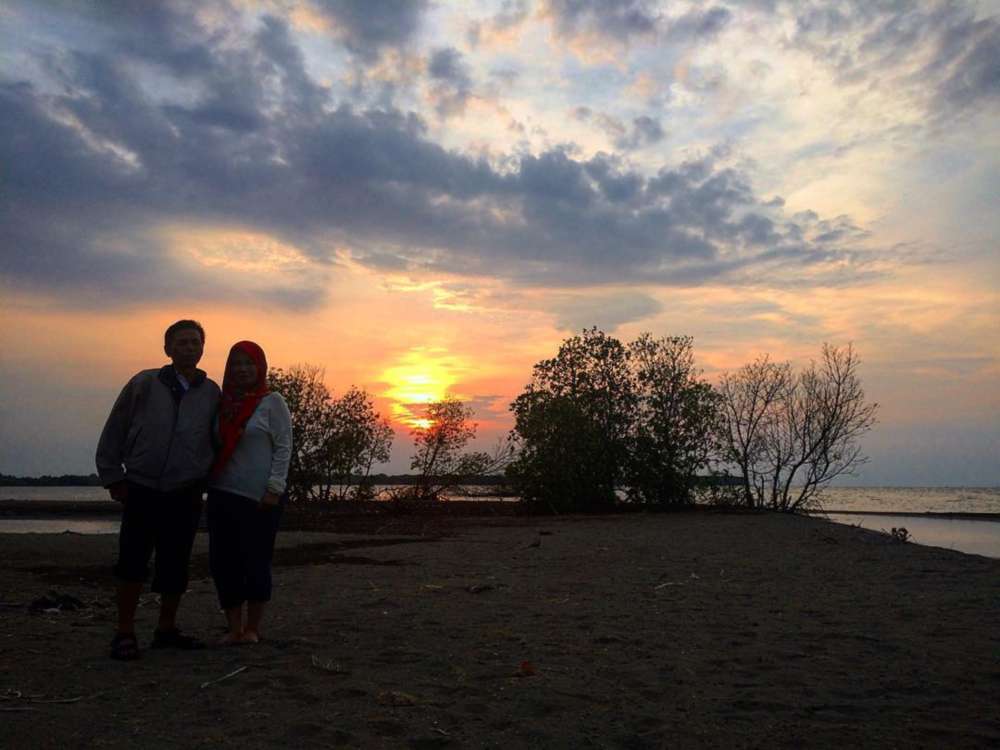 Foto sunset pantai muara gembong