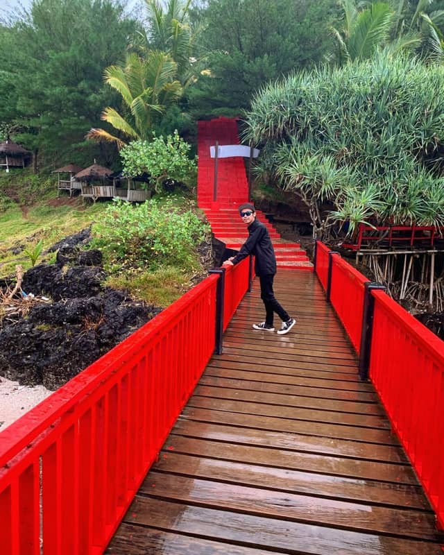 jembatan merah pantai menganti