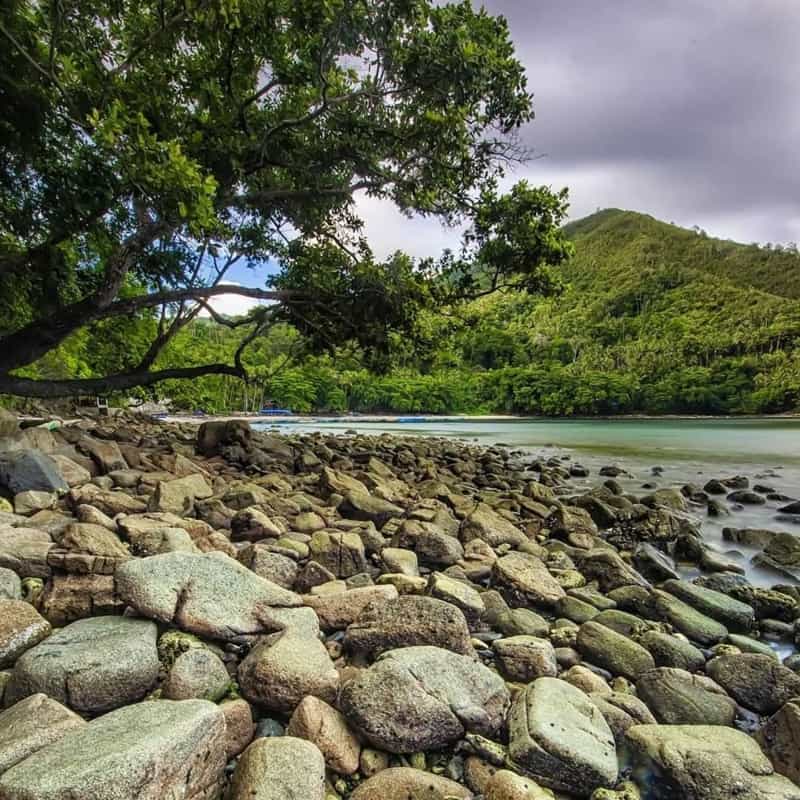 Batu karang pantai hukurila