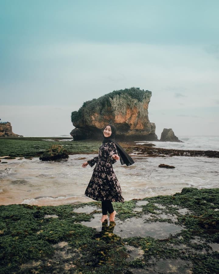 Foto batu karang pantai kukup