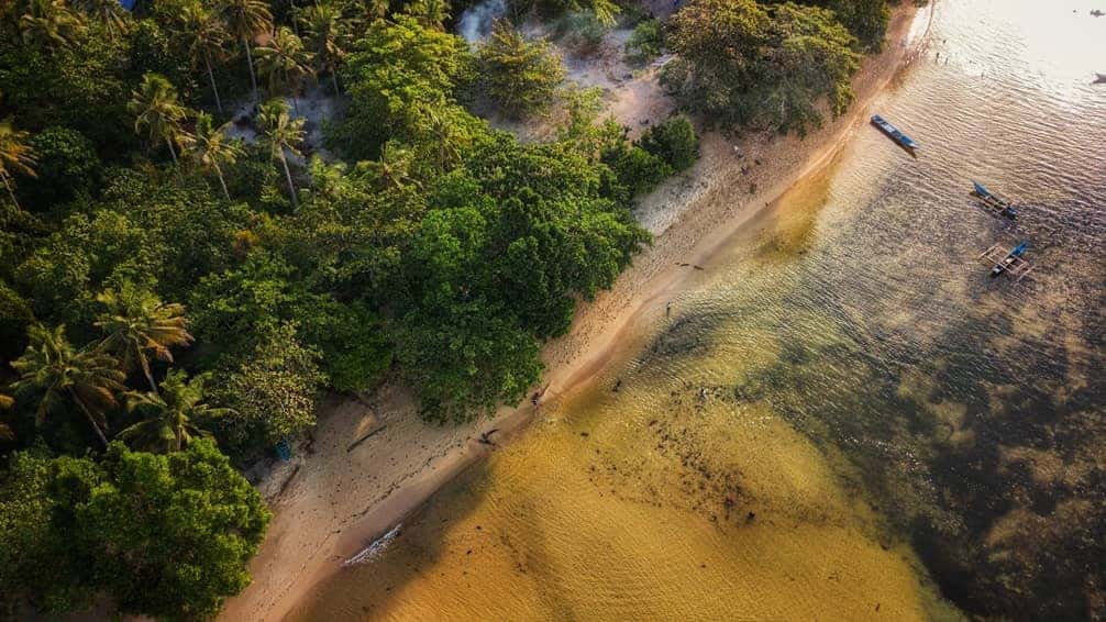 Foto udara pantai alinda