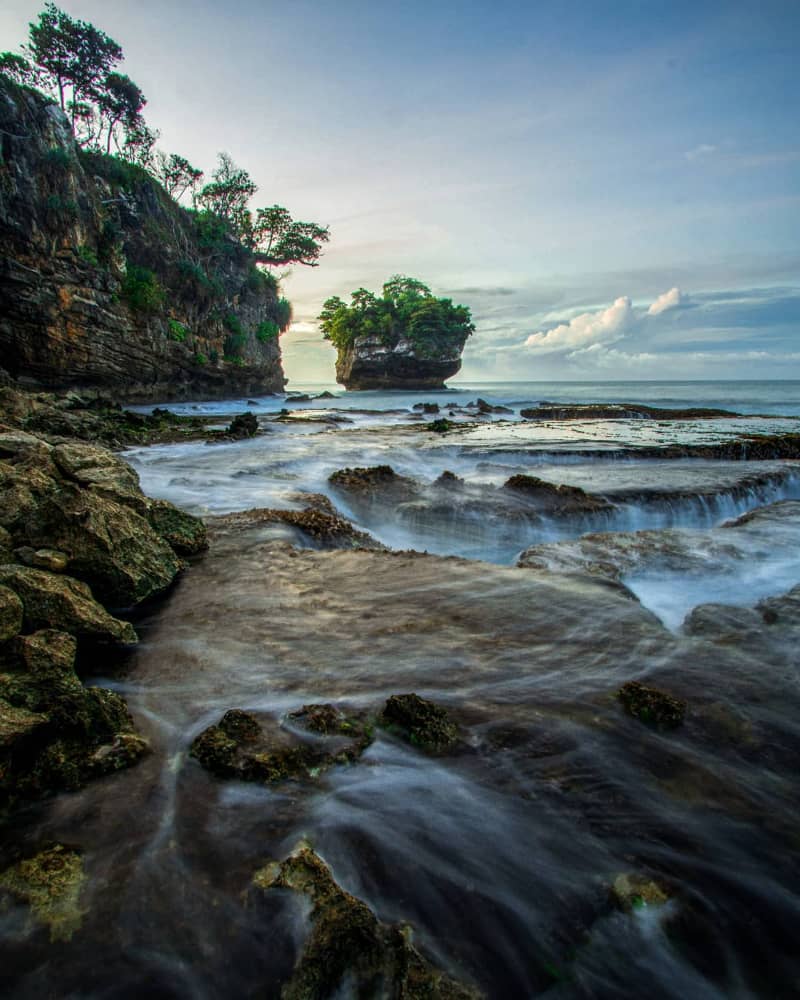 foto pemandangan pantai karang bokor