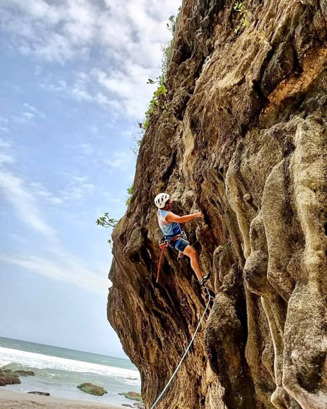 panjat tebing pantai goa langir