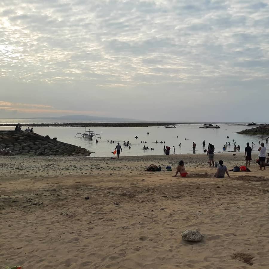 berjemur di pantai segara