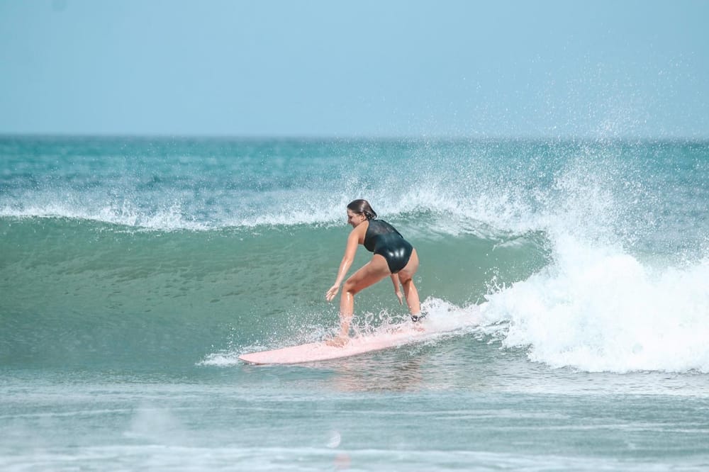 surfing di pantai legian