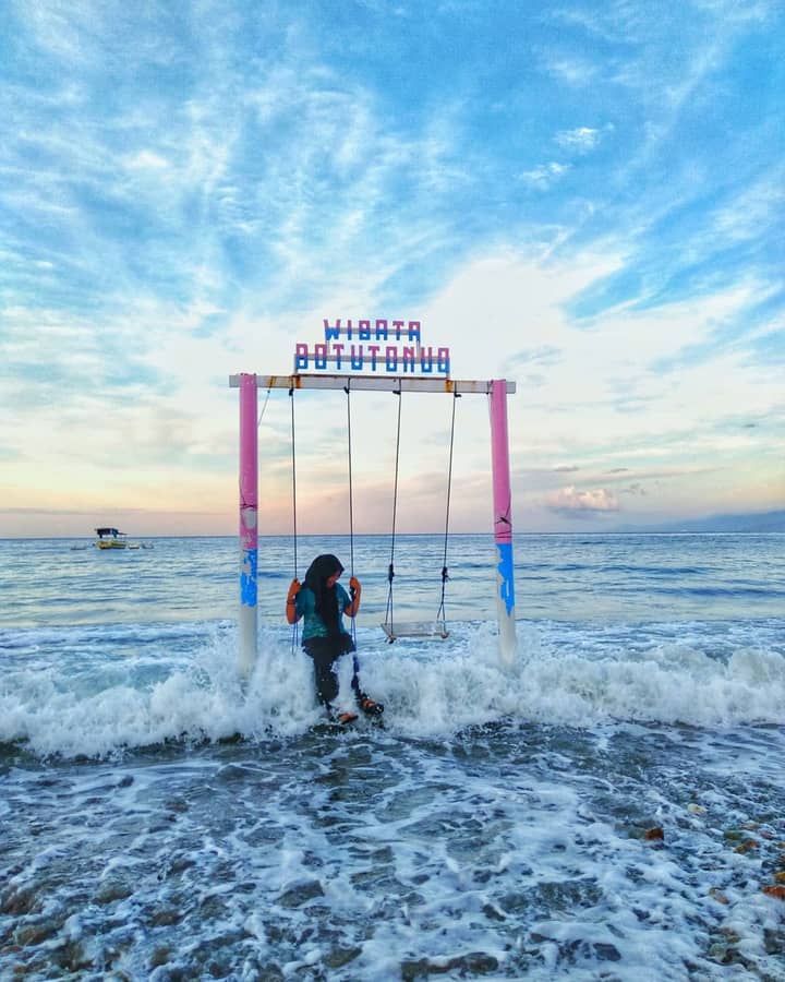 ayunan pantai botutonuo