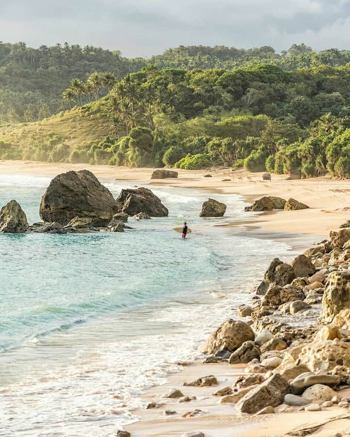 berselancar di pantai nihiwatu