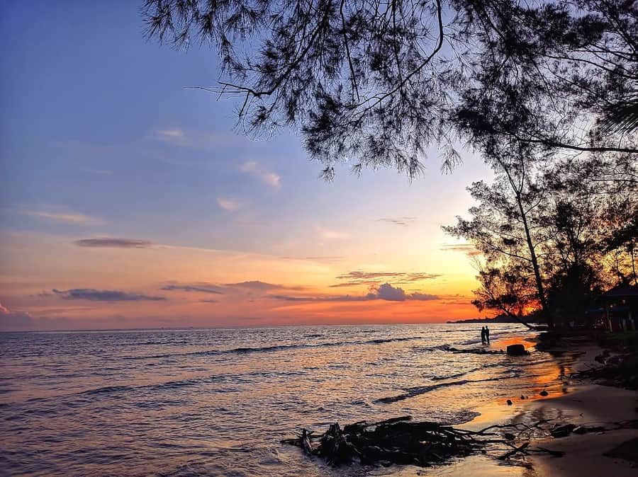 menikmati sunset pantai angsana