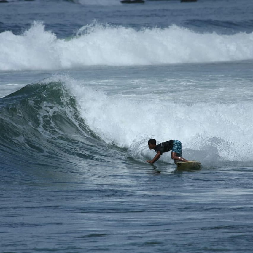 berselancar di pantai cimaja