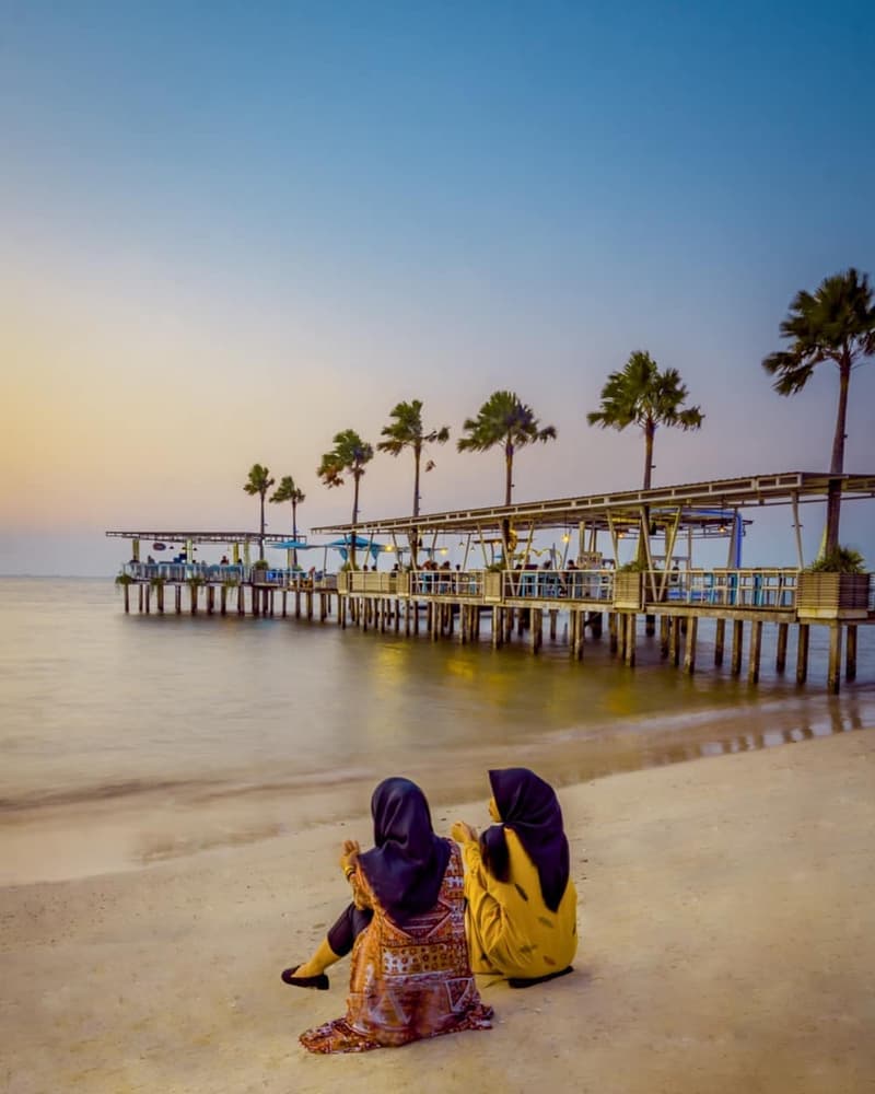 bersantai di pantai teluk awur